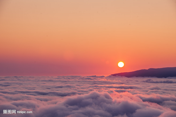 霞光萬(wàn)頃繪云海 捕捉夕陽(yáng)晚霞下的磅礴畫卷